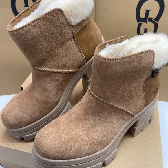 UGG WMNS 
W BROOKLYN BUCKLE PLATFORM HIGH HEELS BOOTS CHESTNUT Tan Shearling - Picture 5 of 16